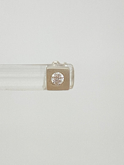 Square stud Earrrings, faites à la main à Winnipeg par Hilary Druxman. 22E2.2