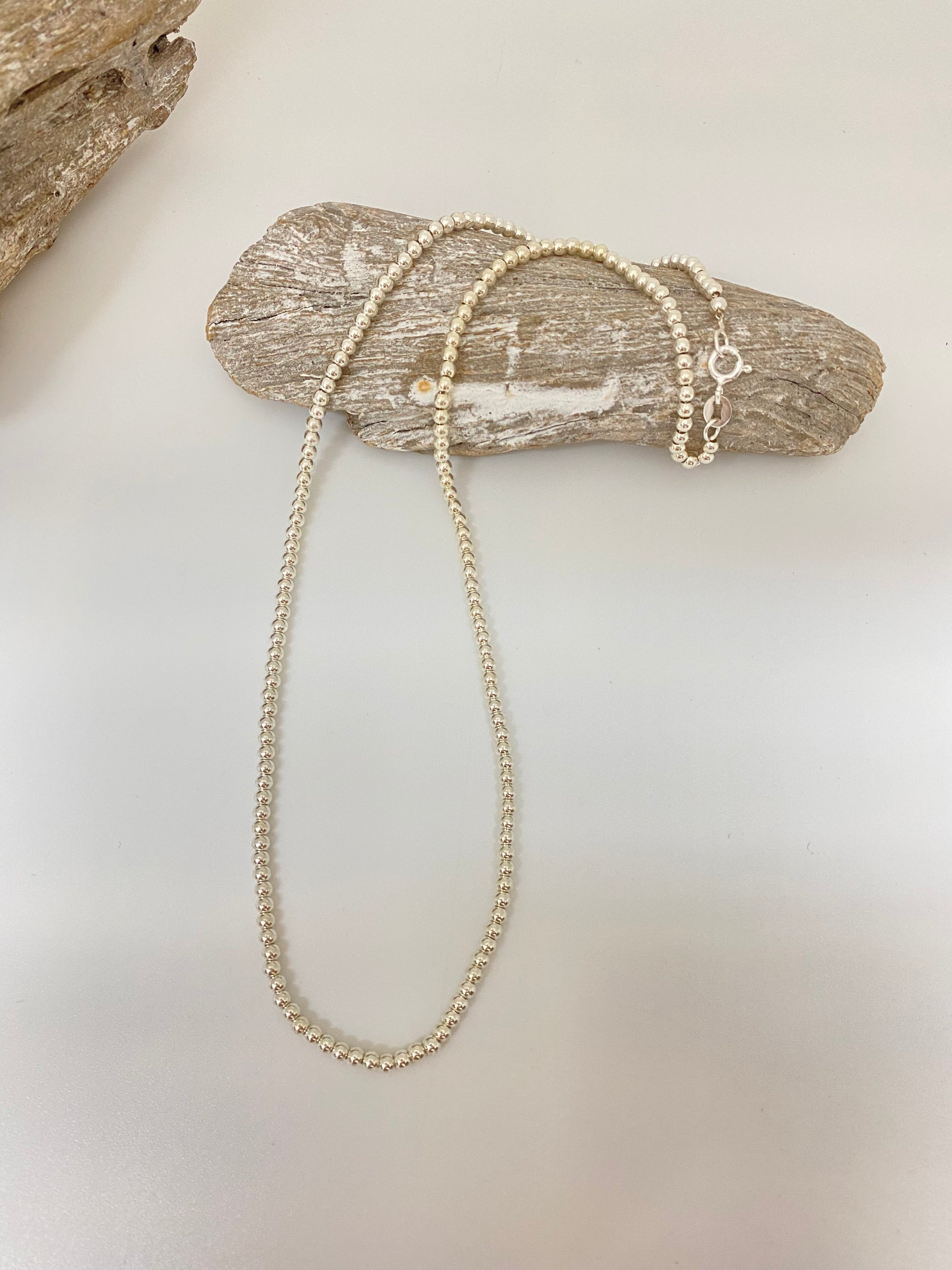 Simple Dainty Silver Bead Necklace Fait à la main à Montréal  Camillette