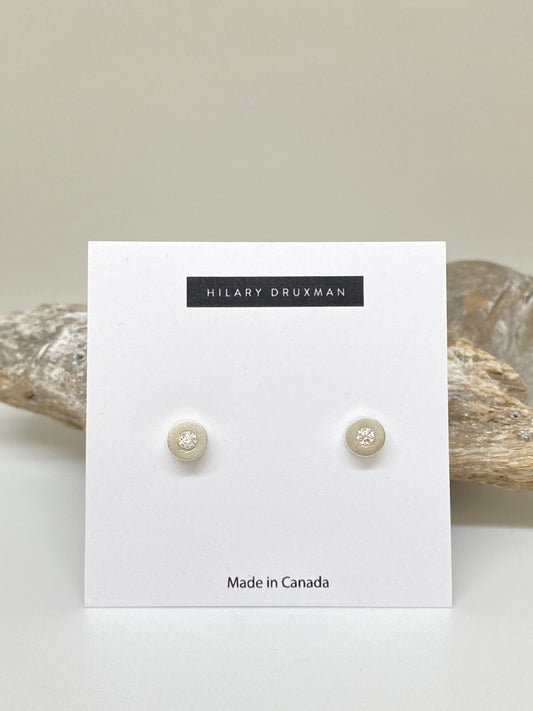 Round stud Earrrings, faites à la main à Winnipeg par Hilary Druxman. 22E2.2